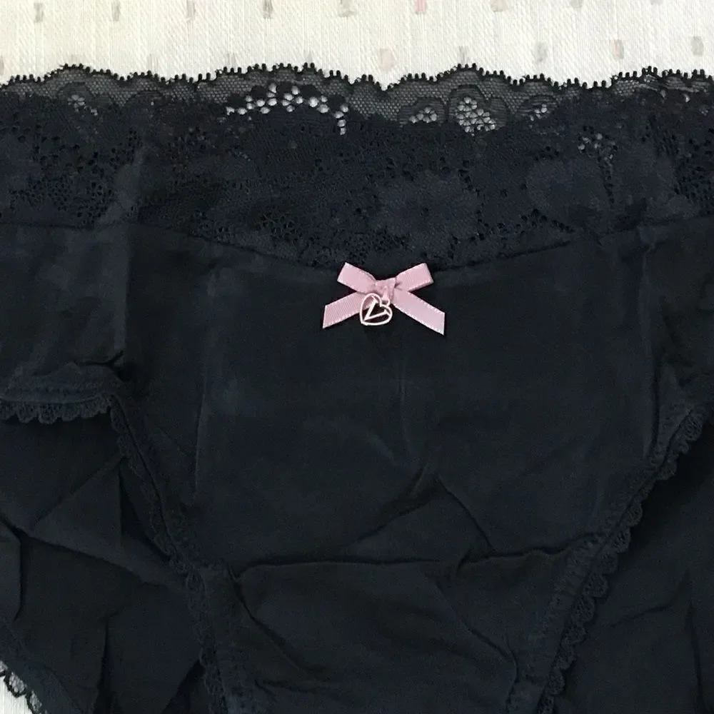 Victoria’s Secrets maternity briefs